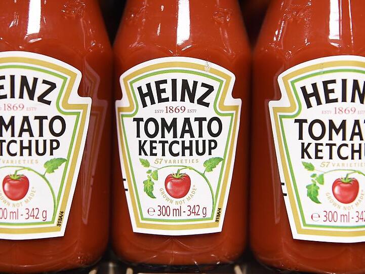 Heinz Tomato Ketchup steht in einem Laden im Regal. Rechtzeitig zum Höhepunkt der Grillsaison beenden der Heinz Ketchup und Edeka ihren Konflikt.