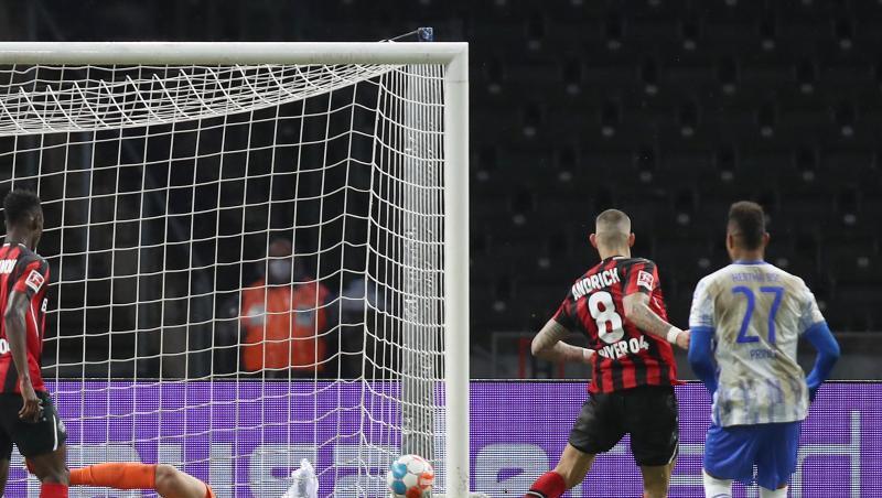 Robert Andrich (2.v.r) rettete Leverkusen gegen die Hertha einen späten Punkt.