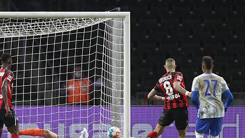 Robert Andrich (2.v.r) rettete Leverkusen gegen die Hertha einen späten Punkt.