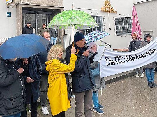 Rund 50 Menschen protestieren am Samstag bei Regen gegen die Tela-Post-Schließung. Rund 50 Menschen protestieren am Samstag bei Regen gegen die Tela-Post-Schließung.