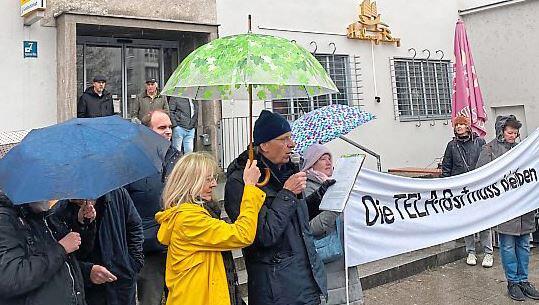 Rund 50 Menschen protestieren am Samstag bei Regen gegen die Tela-Post-Schließung.