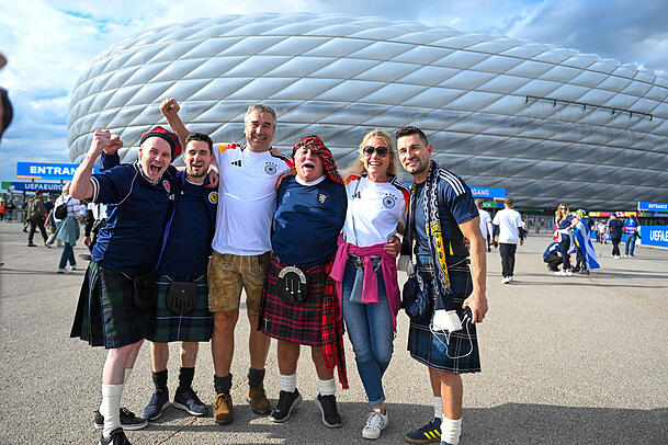 Gemeinsame Arena-Party zur EM-Eröffnung. Gemeinsame Arena-Party zur EM-Eröffnung.