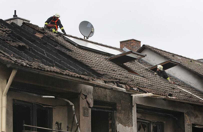 Vermutlich handelt es sich um ein Familiendrama:  Bei der Explosion zweier Reihenhaeuser in Winterhausen (Kreis Wuerzburg) sind in der Nacht zu Montag zwei Menschen getoetet worden. Die Bilder.