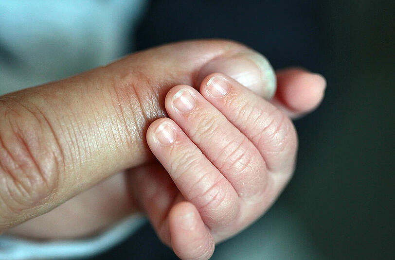Dramatischer Fall im Raum München: Ein Vater (22) hat sein Kind (2 Monate alt) fast totgeschüttelt. Ob das Baby überlebt ist unklar (Symbolfoto).