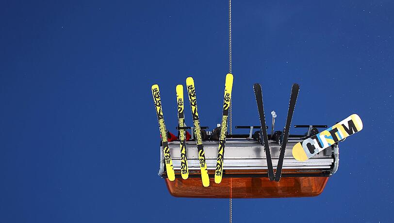 Sturz aus rund zwölf Metern in den Tiefschnee: Ein achtjähriger Bub aus Bayern ist aus einem Tiroler Sessellift gefallen. (Symbolbild) Sturz aus rund zwölf Metern in den Tiefschnee: Ein achtjähriger Bub aus Bayern ist aus einem Tiroler Sessellift gefallen. (Symbolbild)