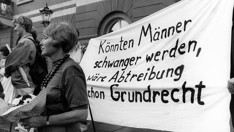 Schon lange demonstrieren Frauen für die Legalisierung von Abtreibungen – wie hier 1993 nach der Urteilsverkündung des Bundesverfassungsgerichts in Karlsruhe, nachdem es die vom Bundestag beschlossene Fristenregelung mit Beratungspflicht verworfen hatte. Schon lange demonstrieren Frauen für die Legalisierung von Abtreibungen – wie hier 1993 nach der Urteilsverkündung des Bundesverfassungsgerichts in Karlsruhe, nachdem es die vom Bundestag beschlossene Fristenregelung mit Beratungspflicht verworfen hatte.