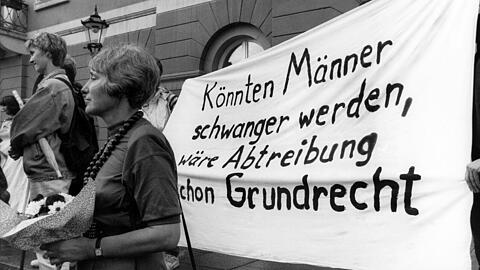 Schon lange demonstrieren Frauen für die Legalisierung von Abtreibungen &ndash; wie hier 1993 nach der Urteilsverkündung des Bundesverfassungsgerichts in Karlsruhe, nachdem es die vom Bundestag beschlossene Fristenregelung mit Beratungspflicht verworfen hatte.