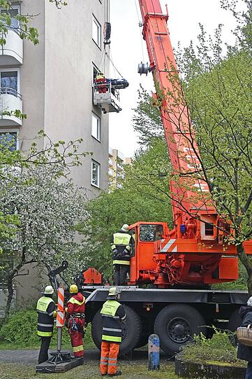 Die Feurwehr musste den Patienten mit schwerem Gerät aus der Wohnung transportieren.