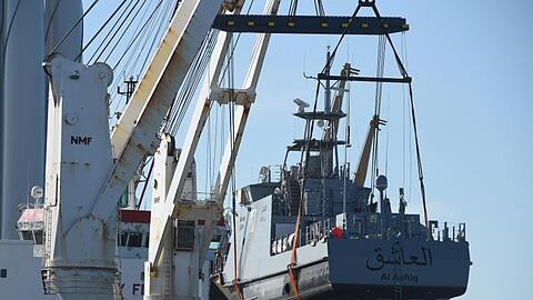 Ein Küstenschutzboot für Saudi-Arabien wird in Sassnitz auf ein Transportschiff verladen (Archiv).