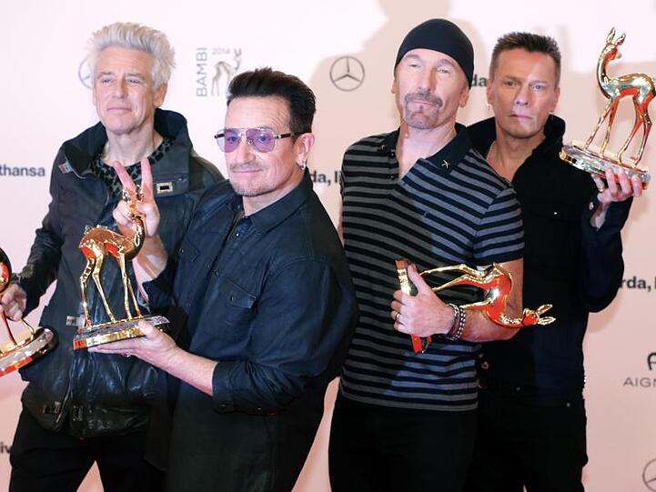 Die irische Rockband U2 um Leadsänger Bono (2.v.l.) posiert bei der Verleihung des Medienpreises Bambi.