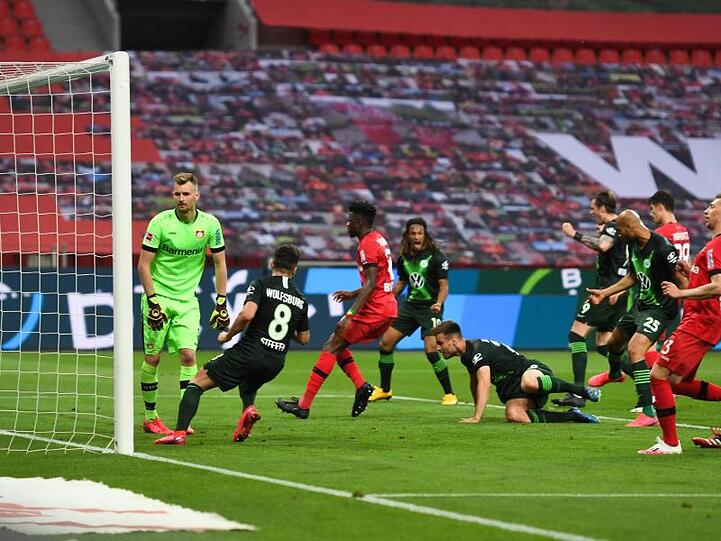 Marin Pongracic (5.v.l.) legte mit seinem Tor den Grundstein zum Wolfsburger Sieg in Leverkusen.
