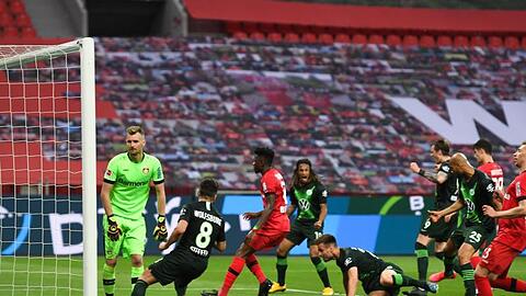 Marin Pongracic (5.v.l.) legte mit seinem Tor den Grundstein zum Wolfsburger Sieg in Leverkusen.