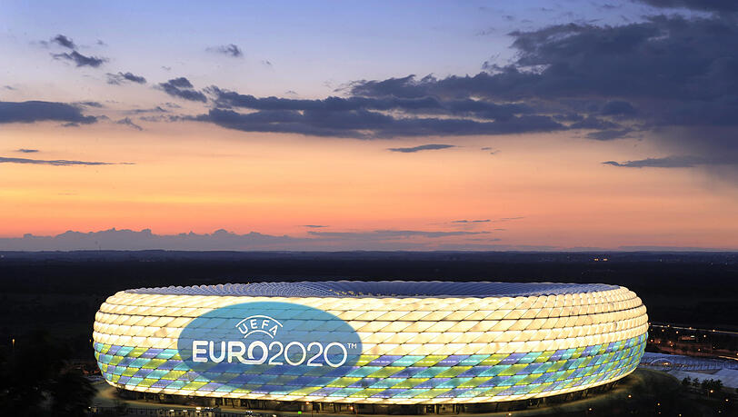 So schaut die Münchner "Euro 2020"-Arena aus: Das gewohnte Bayern-Rot samt Namens-Logo sind zur EM 2021 restlos getilgt. So schaut die Münchner "Euro 2020"-Arena aus: Das gewohnte Bayern-Rot samt Namens-Logo sind zur EM 2021 restlos getilgt.