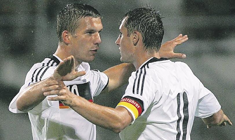 Spielen gegen Finnland zusammen im DFB-Dress &ndash; und doch gegeneinander: Die Bayern Lukas Podolski (l.) und Miroslav Klose.
