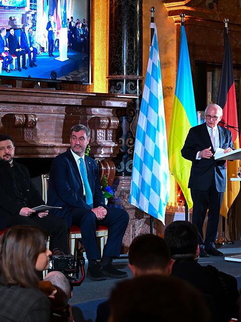 Stellvertretend f&uuml;r den Mut und die Kraft der Ukrainer im Krieg gegen Russland nahm Pr&auml;sident Wolodymyr Selenskyj den Ewald-von-Kleist-Preis entgegen.