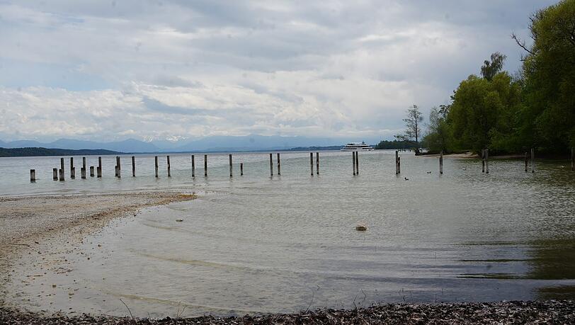 An Steg 4 hat die Stadt gleich den kompletten Holzsteg abgebaut. Hier schauen nur noch die St&uuml;tzen aus dem Starnberger See.