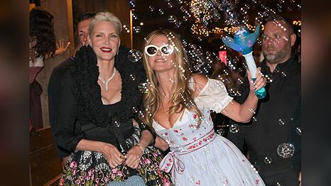 Zwei Supermodels unter sich: Heidi Klum (r.) hatte bei ihrem Wiesn-Bummel Nadja Auermann dabei.