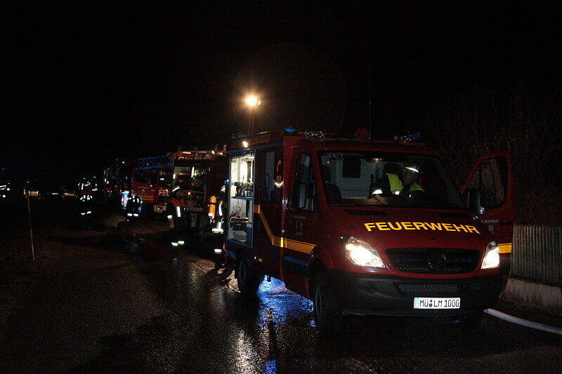 Zu einem Garagenbrand in Dörfl wurden mehrere Feuerwehren alarmiert. Das Feuer ist vermutlich im Dachbereich der Garage ausgebrochen und griff auf das Wohnhaus über.