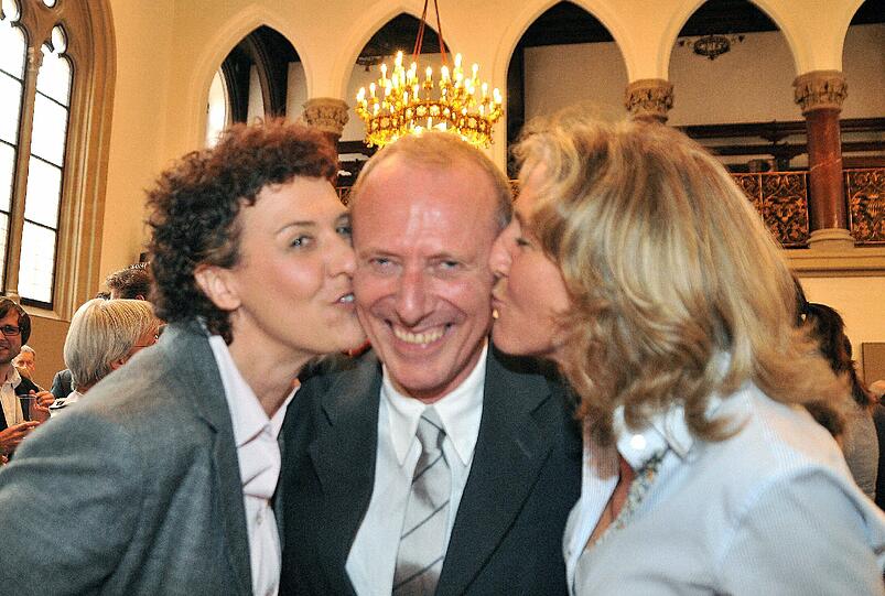 So liebt er das: Brigitte Meier (SPD, l.) und Sabine Nallinger(Grüne), zwei OB-Mitkonkurrentinnen, küssen Hep Monatzeder.