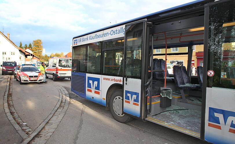 In Marktoberdorf ist es zu einem schlimmen Schulbusunfall gekommen. Die Bilder.