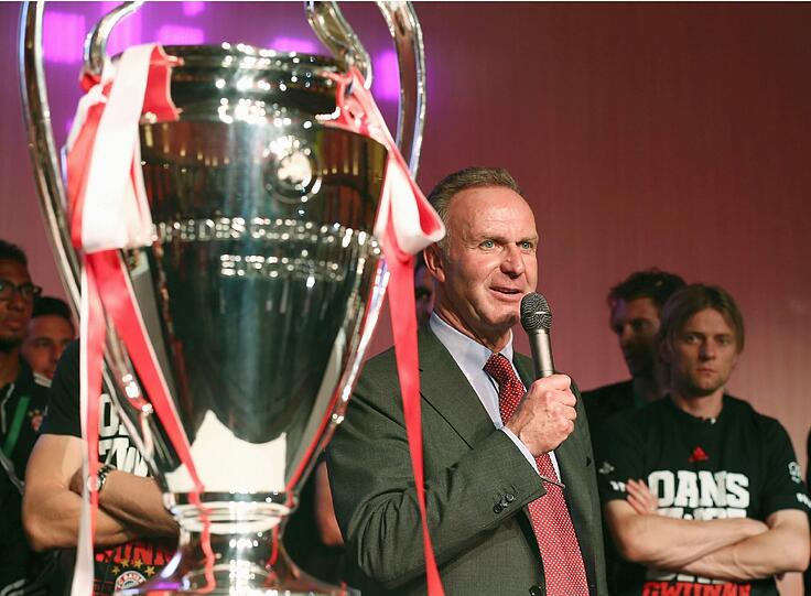 Die Bilder vom Bankett des FC Bayern München nach dem Triple-Gewinn in Berlin.