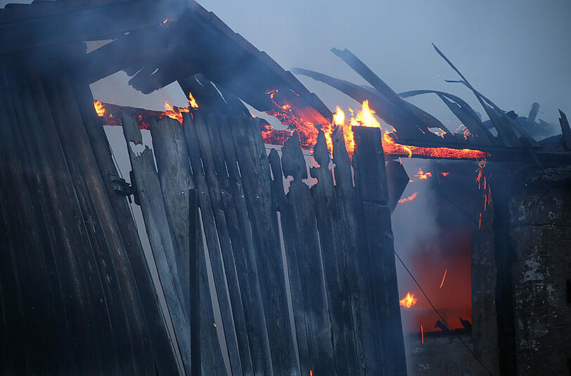 In Straßham ist eine Lagerhalle vollständig abgebrannt. Die Bilder vom Feuerwehr-Großeinsatz.