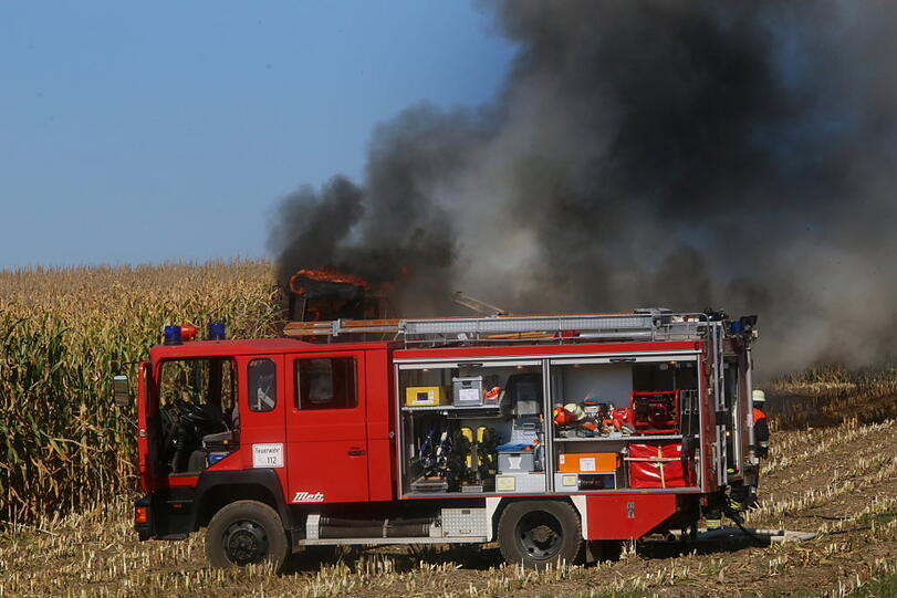 Der Maishäcksler fing Feuer, die anrückenden Wehren hatten den Brand schnell unter Kontrolle.