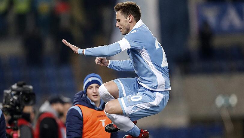 Wechselt die Farben: Lucas Biglia spielt künftig beim AC Mailand Wechselt die Farben: Lucas Biglia spielt künftig beim AC Mailand