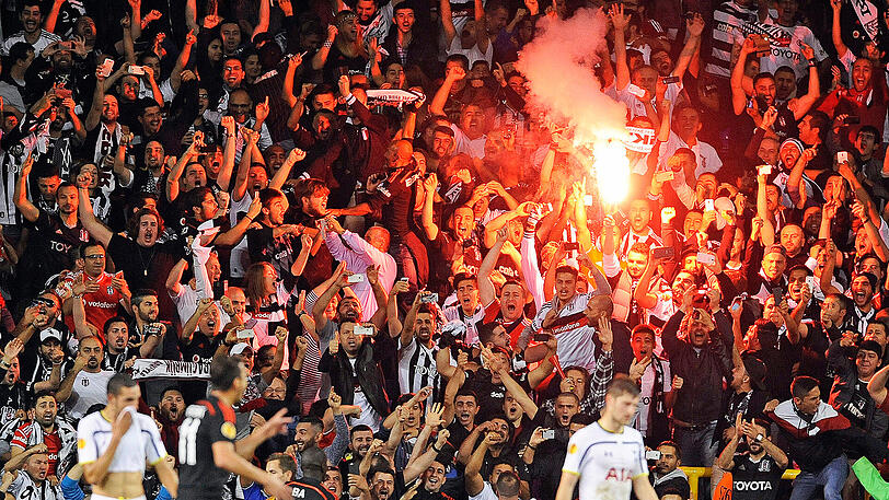Immer wieder zünden die Besiktas-Anhänger Bengalos im Stadion.