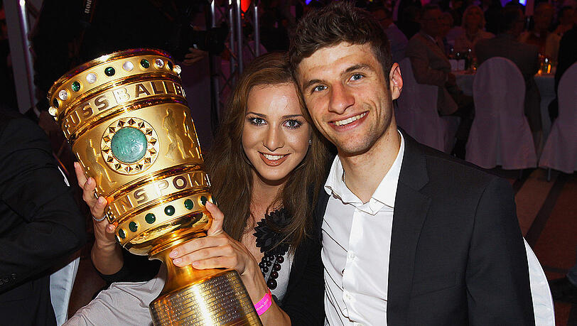 Sein erstes Mal: Thomas Müller feiert 2010 mit Frau Lisa seinen ersten Pokalgewinn. Sein erstes Mal: Thomas Müller feiert 2010 mit Frau Lisa seinen ersten Pokalgewinn.