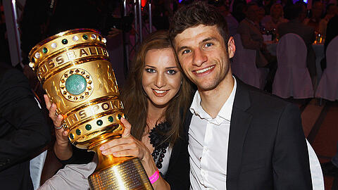 Sein erstes Mal: Thomas Müller feiert 2010 mit Frau Lisa seinen ersten Pokalgewinn.