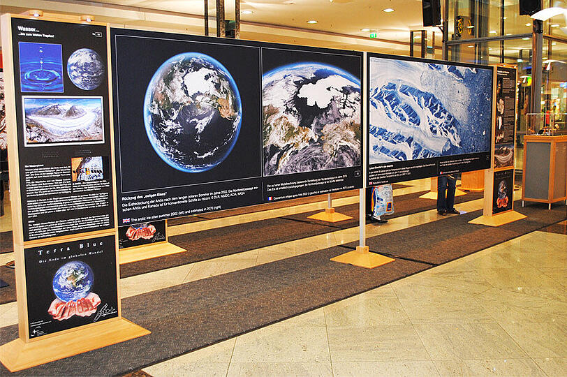 Ausstellung: Die Erde aus dem Weltall. Foto: OEZ