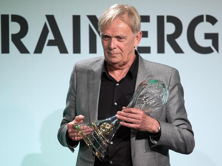Volker Finke ist vom Deutschen Fußball-Bund mit dem Ehrenpreis "Lebenswerk" ausgezeichnet worden.