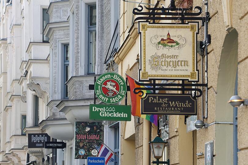 Viele Nasenschilder weisen auf die vielfältige Geschäftslandschaft hin.