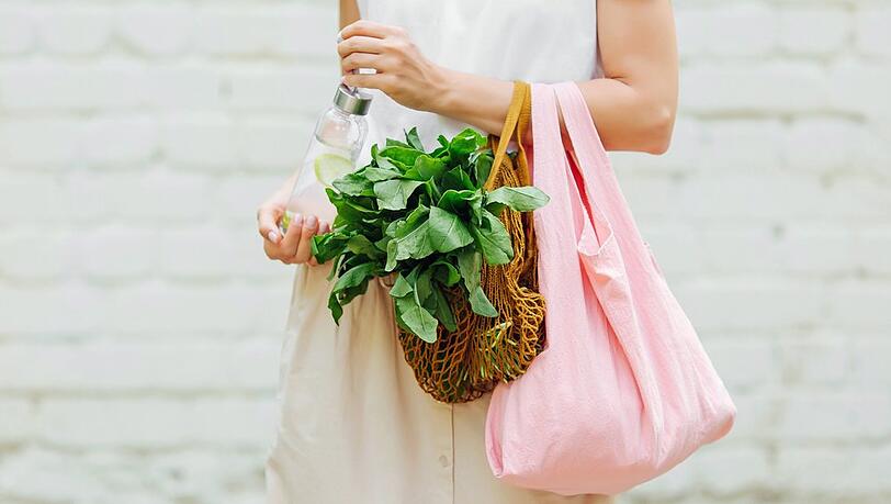 Stofftaschen statt Plastiktüten sind ein erster Schritt zu weniger Plastik. Stofftaschen statt Plastiktüten sind ein erster Schritt zu weniger Plastik.