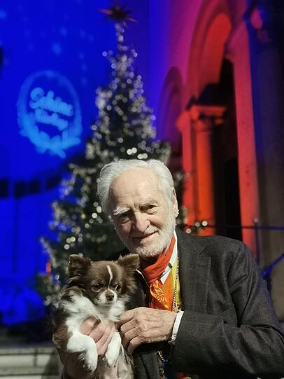 Fotok&uuml;nstler Wolfgang Roucka mit H&uuml;ndin Hermine.