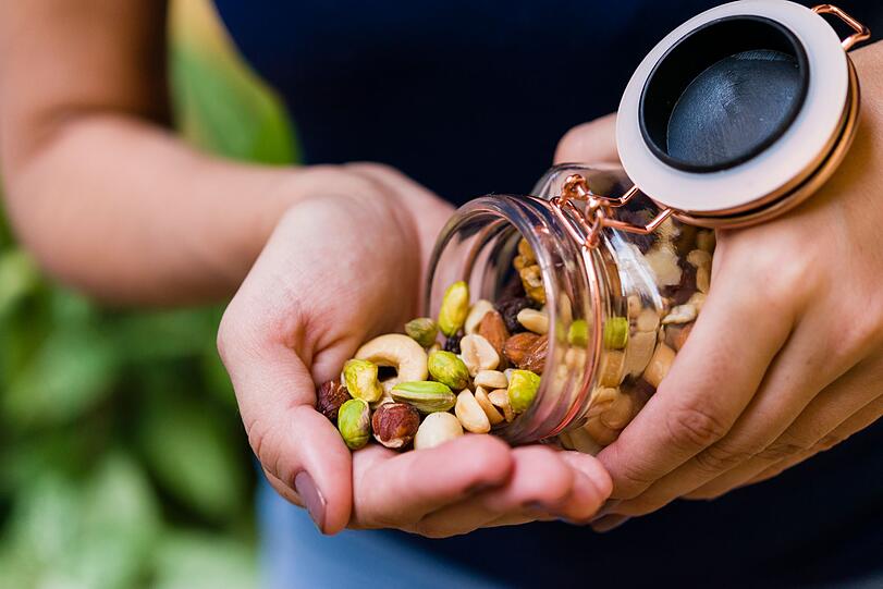 Wer schlau nascht, setzt nicht nur auf kleine Mengen süßes. Besser sind Snacks, die länger satt halten. Eine halbe Tüte Popcorn liefert zum Beispiel genauso viele Kalorien wie eine Handvoll Erdnüsse, sättigt aber länger. Wer schlau nascht, setzt nicht nur auf kleine Mengen süßes. Besser sind Snacks, die länger satt halten. Eine halbe Tüte Popcorn liefert zum Beispiel genauso viele Kalorien wie eine Handvoll Erdnüsse, sättigt aber länger.