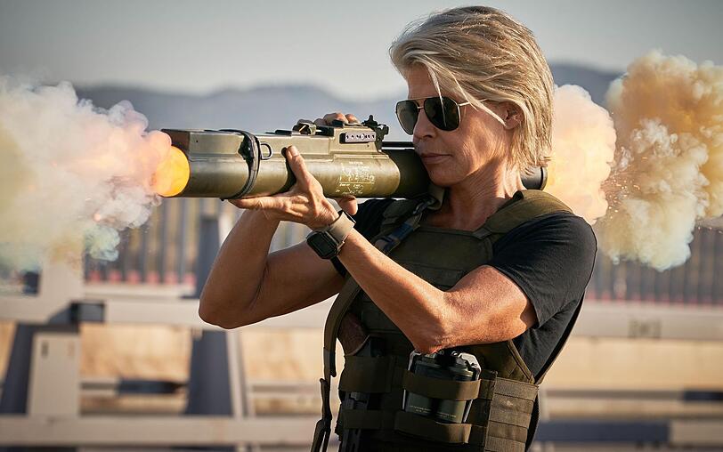 Sarah Connor (Linda Hamilton) ist so schlagkr&auml;ftig wie eh und je.