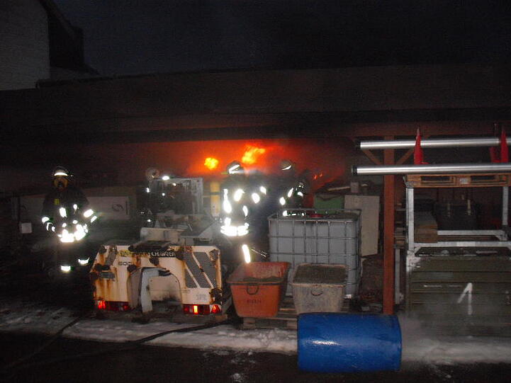 Rauch-Alarm am Rosenmontag in Mittbach: Unter einem Vordach ist ein Motorboot in Brand geraten. Zwei Personen wurden dabei leicht verletzt. Die Bilder vom Feuerwehreinsatz