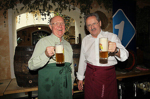 Das Zuprosten: Die erste Maß geht an den Ehrengast. Das kann der Ministerpräsident sein, der OB oder auch ein Geburtstagskind. Danach ein deutliches &bdquo;Prost&ldquo; - und gschafft is!