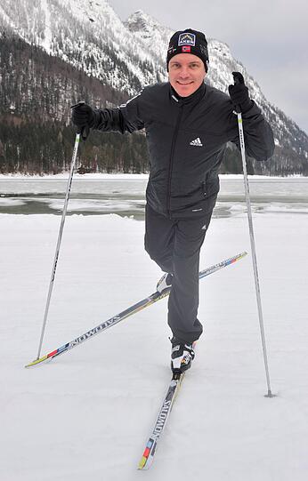 Star-Trompeter Stefan Mross elegant auf seinem Langlaufski.