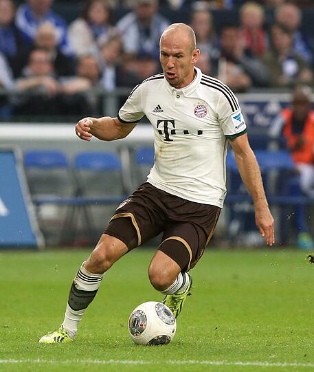 ...Robben, der Siegtorschütze von Wembley, hat sein Spiel noch mal verbessert, wurde variabler, mannschaftsdienlicher, ist auf dem Zenit. Und mit Pep hat er, entgegen vieler Befürchtungen, auch kein Problem. Bayern-Punkt! Stand: 8:2