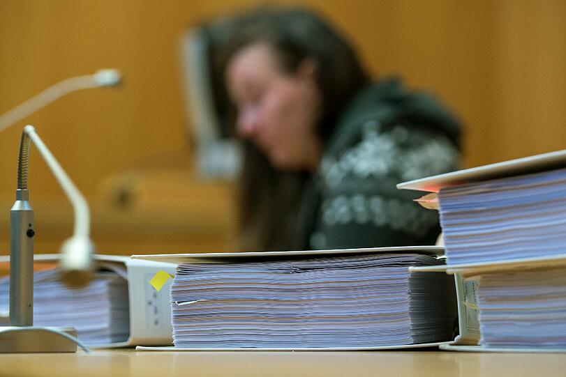 Die Angeklagte Bianca T. im Gerichtssaal des Landgerichts Landshut. Ein Jahr nach einem Familiendrama mit drei toten Kindern in Freising muss sich die Mutter wegen Mordes vor dem Gericht verantworten. Für diesen Donnerstag wird das Urteil erwartet.