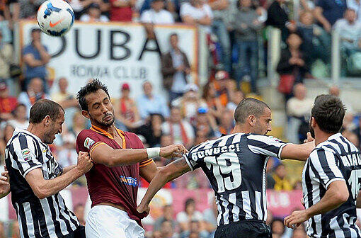 Mehdi Benatia (2.v.l.): Der Verteidiger von AS Rom steht angeblich auf dem Wunschzettel des FC Bayern.