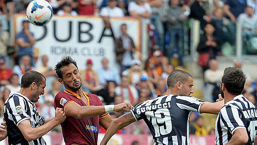 Mehdi Benatia (2.v.l.): Der Verteidiger von AS Rom steht angeblich auf dem Wunschzettel des FC Bayern. Mehdi Benatia (2.v.l.): Der Verteidiger von AS Rom steht angeblich auf dem Wunschzettel des FC Bayern.