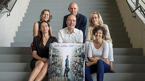 Das Produktionsteam des Filmdramas 2Im Labyrinth des Schweigens", Produzentin Sabine Lamby (unten l-r), Produzent Jakob Claussen und Drehbuchautorin Elisabeth Bartel, sowie German Films Geschäftsführerin Mariette Rissenbeek (oben l-r), German Films Aufsichtsratsvorsitzender Peter Herrmann und Jurysprecherin Dagmar Hirtz, posieren bei der Präsentation des deutschen Oscar-Beitrags im Foyer der Hochschule für Fernsehen und Film in München.