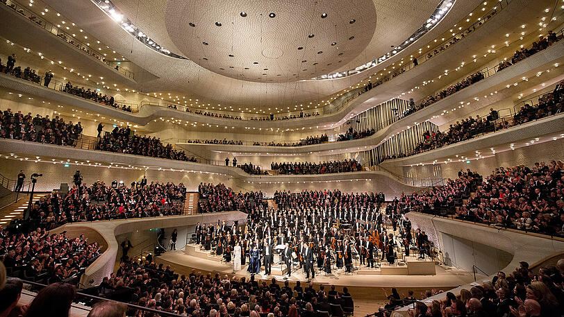 Spektakuläre Bilder: Mit einem großen Festakt wurde das "Jahrhundertbauwerk" Elbphilharmonie eröffnet.