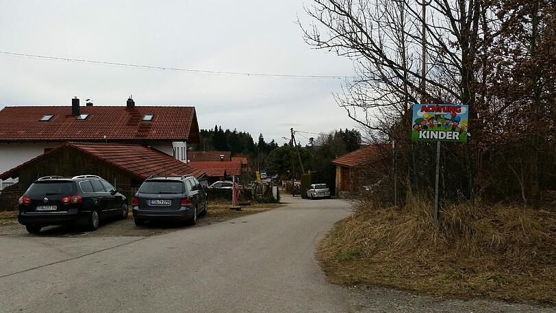 Das grausame Verbrechen erschüttert die Menschen in dem abgelegenen Weiler in Oberbayern.