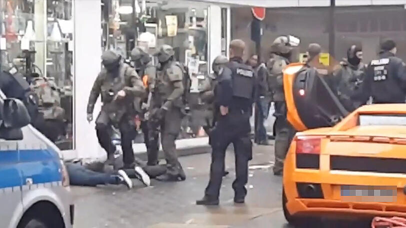 Großalarm in Dortmund: Die Rapper liegen am Boden, über ihnen SEK-Beamte.
