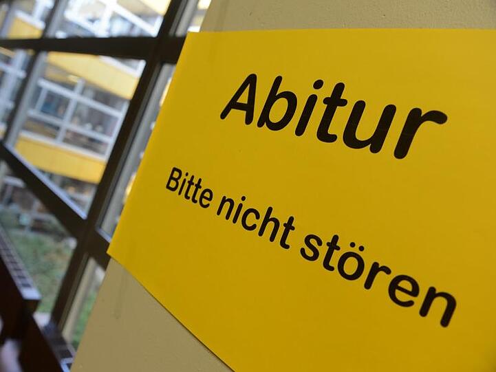 Ein Blatt mit der Aufschrift "Abitur - Bitte nicht stören" hängt im Wirtschaftsgymnasium an einem Betonpfosten. Foto: Felix Kästle/Archiv